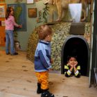 Barn som upptäcker rovdjurshörnan i Naturum Värmland. 