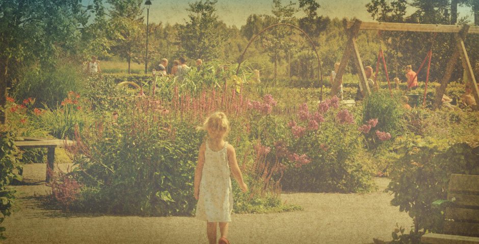 Flicka på väg mot blommorna i konstträdgården, Lekträdgården en varm sommardag.