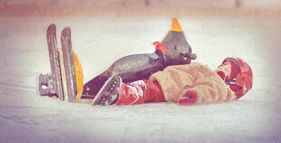 Flicka med hjälm, skridskor och vinterjacka ligger på rygg på isen bredvid Pingu.