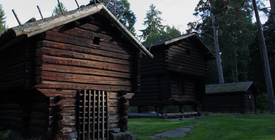 Mörktjärat, timmrat hus.