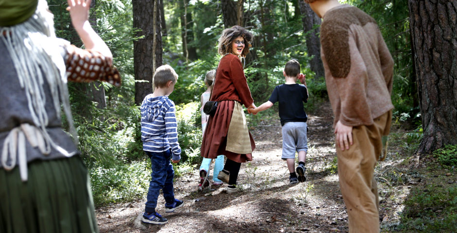 Från teaterföreställning Trollvandring. Trollen tar barnen i handen och de får följa med ut i skogen.