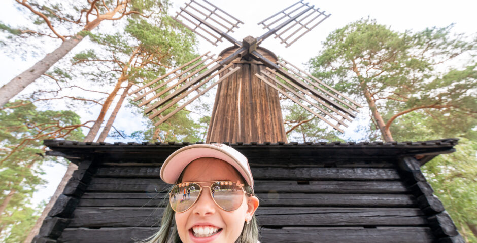 Flicka framför vädersågen.