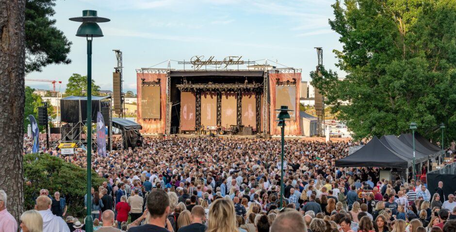 Publikhav framför en stor scen.