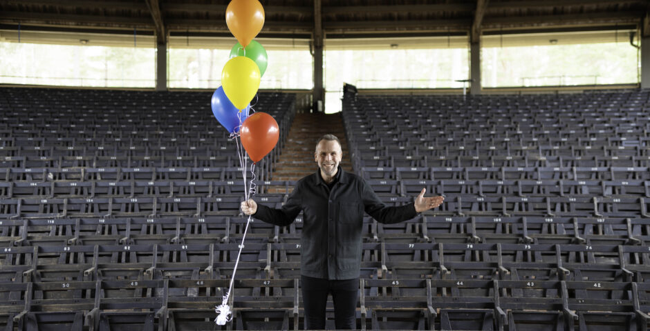 Johan Östling med färgglada ballonger.