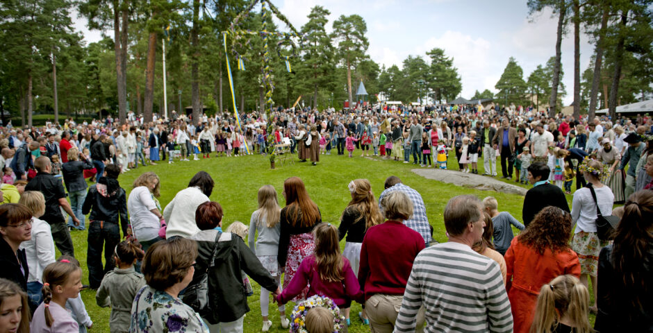 Midsommarfirande och dans runt stången.