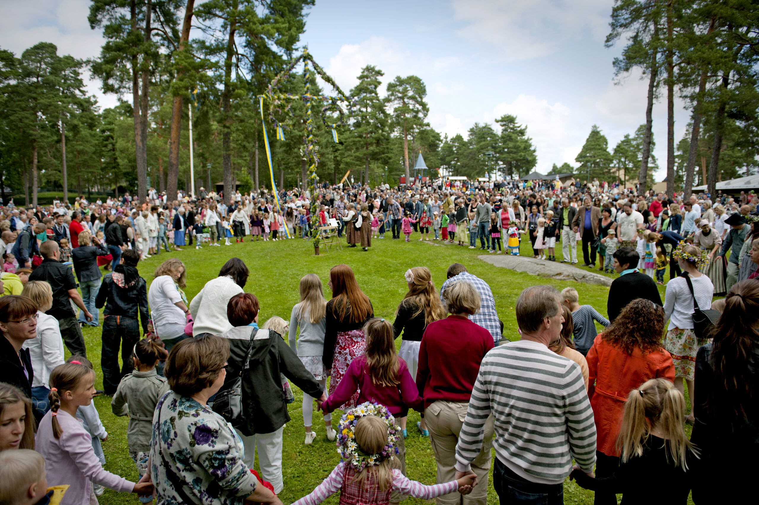 Midsommarfirande och dans runt stången.